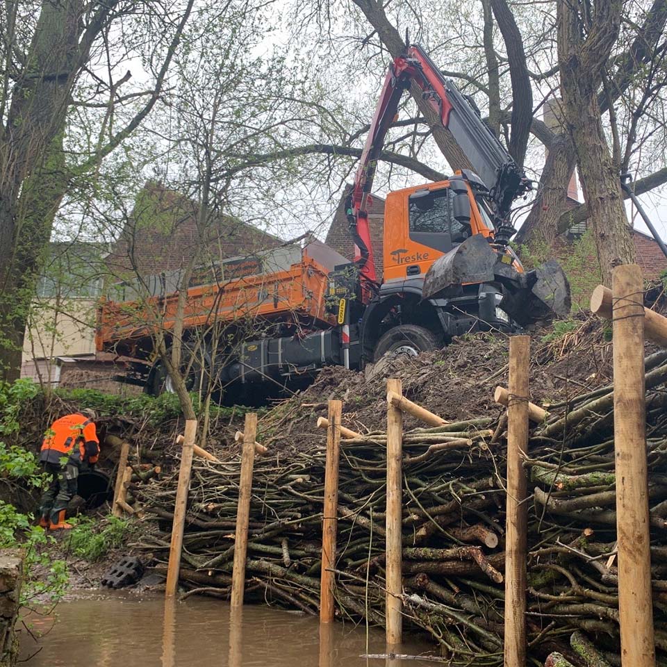 Ein mit Holz befestigter Bachlauf