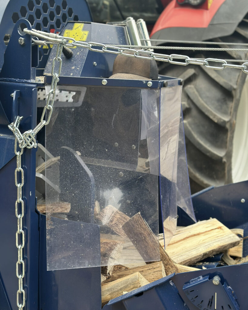 Nahaufnahme des Auswurfs des Sägespaltautomaten
